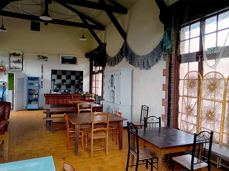Trek East Tro : Restaurant Gare de Locmaria-Berrien à Poullaouen : Restaurant Spécialités Cambodgiennes. Sarong et Elie vous reçoivent dans leur restaurant Cambodgien : 02 98 99 73 28 . Le restaurant se situe à l’ancienne gare de Locmaria Berrien dans la ville de Poullaouen. Sarong souhaite faire découvrir à ses clients, la véritable cuisine cambodgienne.